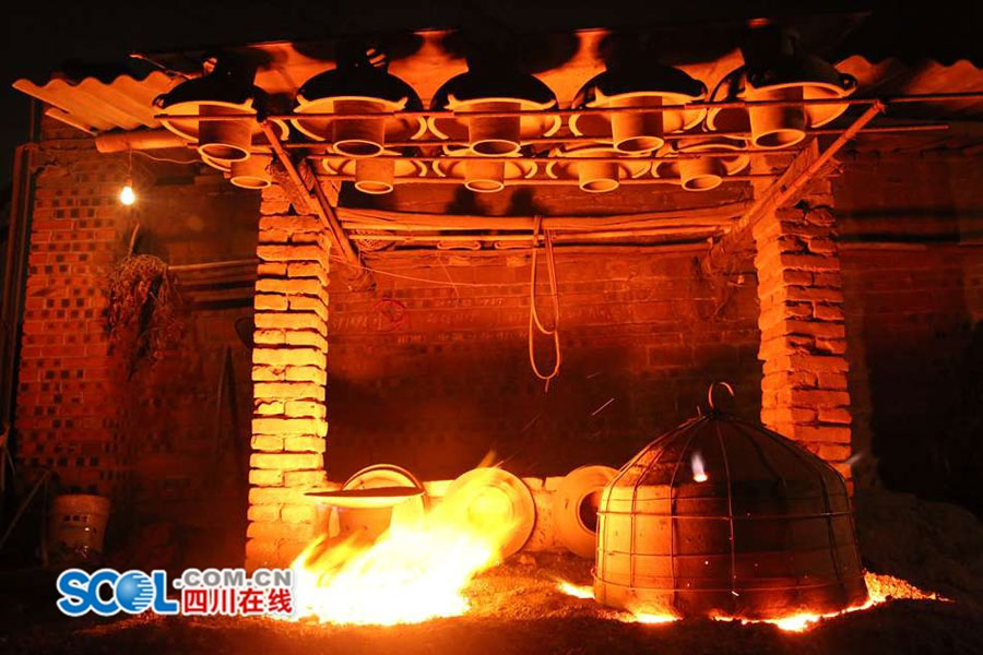 Muchos “puristas” de la olla mongola le hacen pedidos directos a Huang, confiados en su gran habilidad y conocimiento para conservar lo mejor de la tradición artesanal que demanda excelencia cuando de consumir el manjar más popular de Chinas se trata.(Foto: Scol.com.cn)