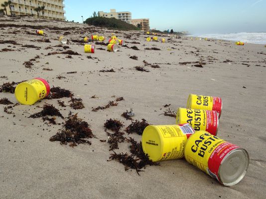 Cientos de misteriosas latas llenas de café tocan tierra en Florida