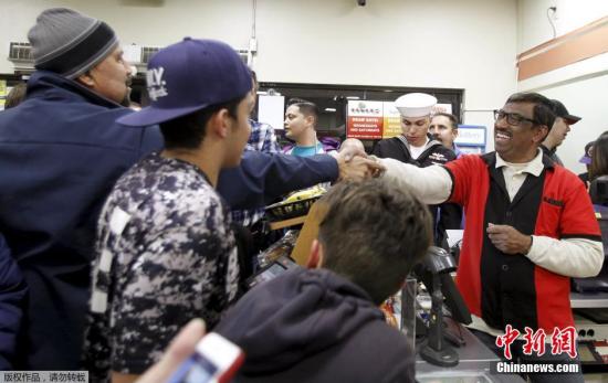 La lotería estadounidense reparte entre tres boletos los 1.600 millones de dólares de su premio gordo récord