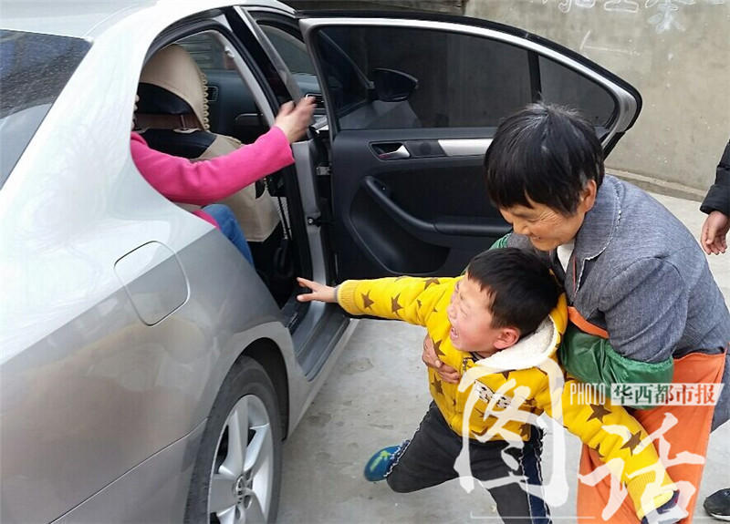 Desgarradora separación entre una madre migrante y su hijo