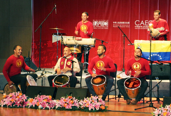 El folklore afrovenezolano rinde tributo en Beijing al comandante Hugo Chávez