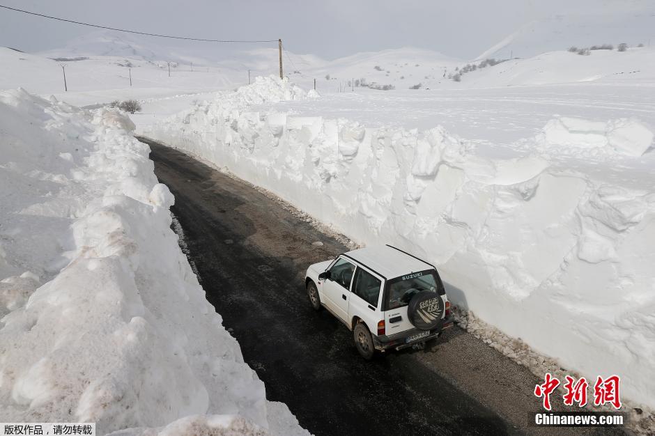 Murallas de nieve aparecen en el norte de Espa?a