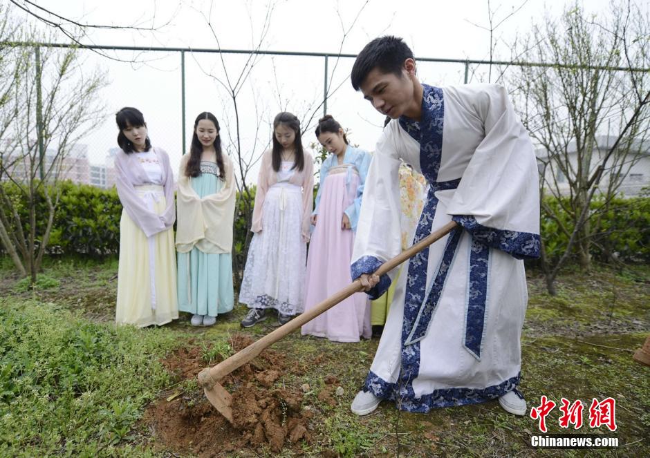 Estudiantes de Hunan cultivan plantas medicinales vestidas con trajes Han