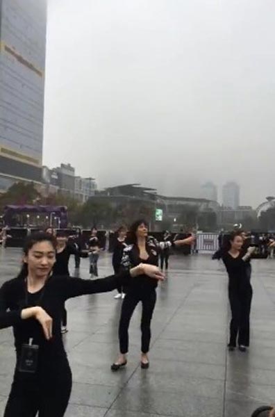 Sophie Marceau baila en una plaza de Guangzhou