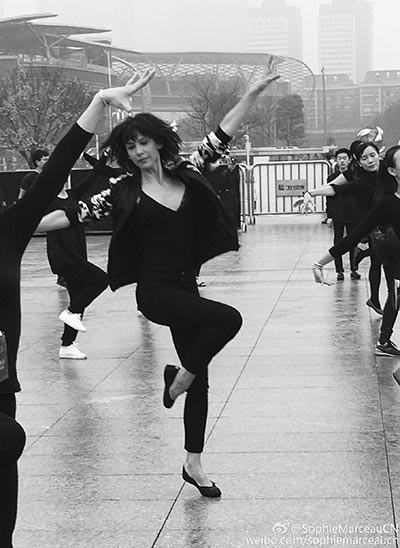 Sophie Marceau baila en el centro de deportes Tianhe en Guangzhou, el 19 de marzo. [Foto/Weibo]