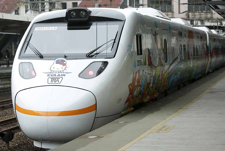 Tren Taroko Express con temática de Hello Kitty en Taipei, el 21 de marzo de 2016. El tren realizó su viaje inaugural de ida y vuelta desde Taipei hasta Taitung el lunes, según la Administración de Ferrocarriles de Taiwán (TRA). [Foto/Agencias]