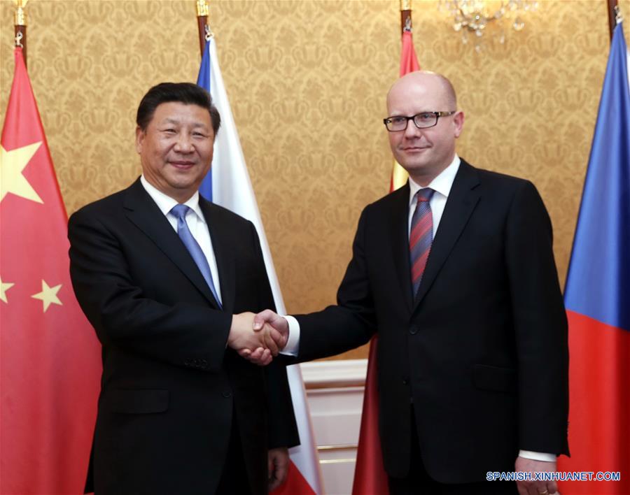 El presidente de China, Xi Jinping se reúne con el primer ministro checo Bohuslav Sobotka en Praga, República Checa, 29 de marzo de 2016. (Xinhua / Ju Peng)