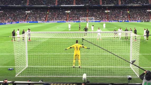 Una turista filma el balonazo que Cristiano le estampa en la cara