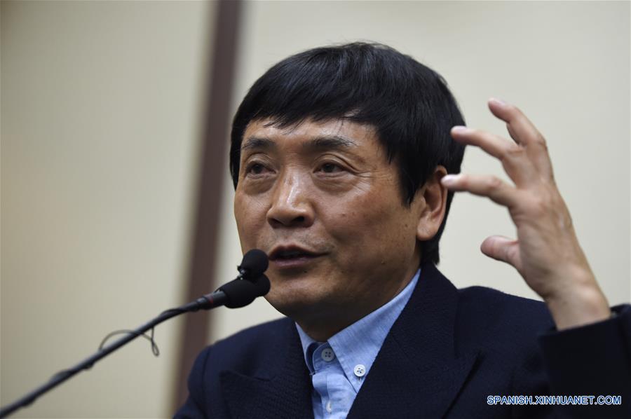 El escritor Cao Wenxuan de China, reacciona durante una conferencia de prensa en la Universidad de Peking, en Beijing, capital de China, el 11 de abril de 2016.Cao Wenxuan, ganó el Premio Hans Christian Andersen 2016 en la Feria del Libro Infantil de Bolonia en Italia el 4 de abril, el primer escritor chino en ganar el premio literario y ser seleccionado en el reconocimiento internacional más importante en el área de la literatura infantil. (Xinhua/Ju Huanzong)