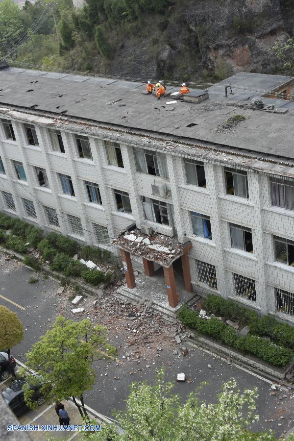 Un estudiante muerto y cuatro heridos al caer el muro de un colegio