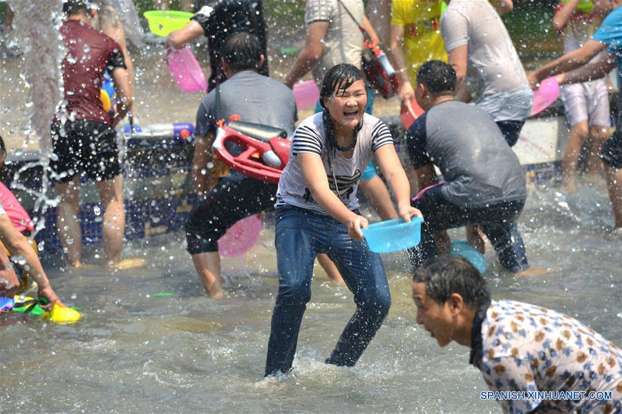 Festival de Aspersión de Agua en Yunnan