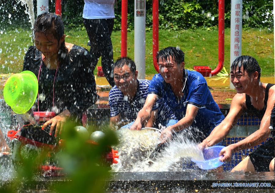 Festival de Aspersión de Agua en Yunnan