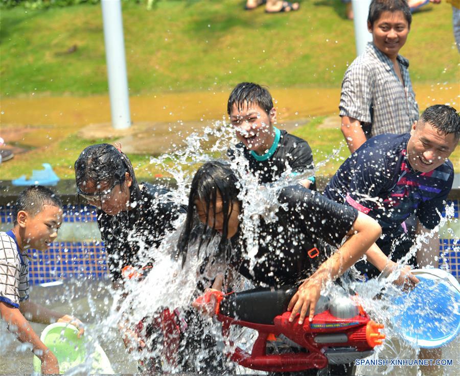 Festival de Aspersión de Agua en Yunnan