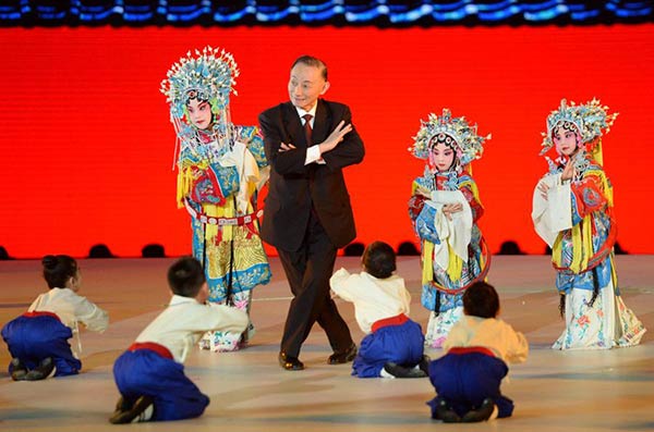 Mei Baojiu actúa en la ceremonia de apertura del V Festival Internacional de Cine de Beijing, el 16 de abril de 2015. [Foto/Xinhua]