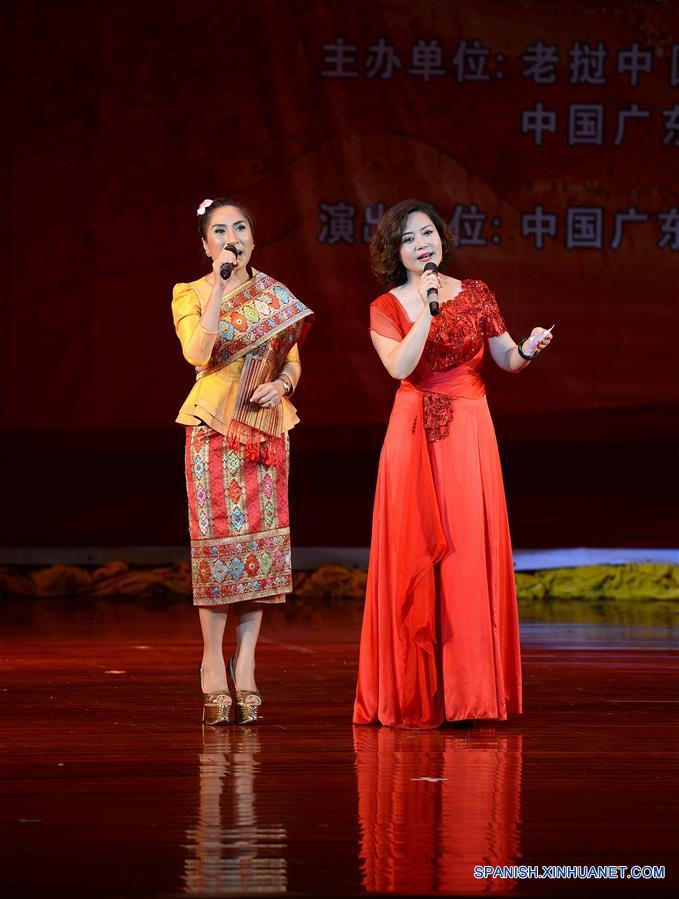  VIENTIAN, abril 26, 2016 (Xinhua) -- Imagen del 25 de abril de 2016 de la cantante china Liu Donghong (d), interpretando una canción durante un espectáculo llevado a cabo con motivo del 55 aniversario del establecimiento de las relaciones diplomáticas entre China y Laos, en Vientián, Laos. El espectáculo fue realizado conjuntamente por el Centro de la Cultura China de Laos y el Departamento Provincial de Cultura de Guangdong de China. (Xinhua/Liu Ailun) 