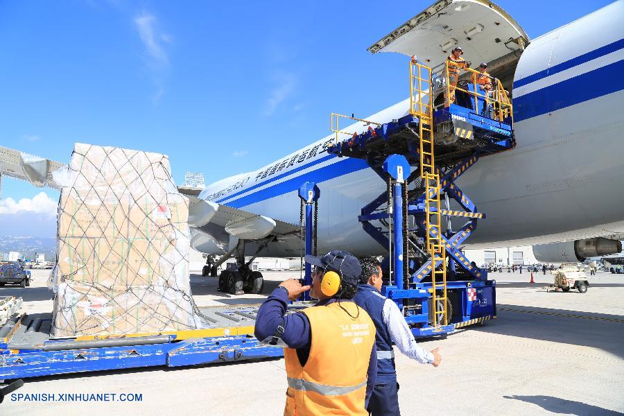 QUITO, 27 abr (Xinhua) -- Empleados descargan un avión procedente de China con ayuda humanitaria en el Aeropuerto Internacional Mariscal Sucre, en Quito, Ecuador, el 27 de abril de 2016. La primera parte de la ayuda humanitaria del gobierno chino, por un valor total de 60 millones de yuanes (9.2 millones de dólares estadounidenses), para los miles de damnificados ecuatorianos del terremoto del 16 de abril llegó al Aeropuerto Internacional Mariscal Sucre de Quito. El primero de los cinco aviones Boeing 747 que transportan la ayuda arribó la ma?ana del miércoles al aeropuerto de la capital ecuatoriana. Otros tres llegan por la tarde, y ma?ana jueves arribará la otra aeronave china. China está consternado por la tragedia que vive Ecuador, y a través de la entrega de ayuda humanitaria desea expresar su solidaridad con el Gobierno y el pueblo ecuatoriano, dijo el embajador de China en Ecuador, Wang Yulin, quien recibió la primera aeronave china junto con autoridades del Gobierno ecuatoriano. (Xinhua/Hao Yunfu) 