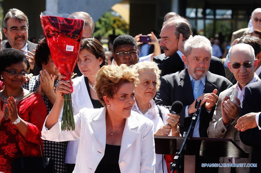 Rousseff se da un ba?o de masas entre seguidores 
al dejar el palacio presidencial brasile?o