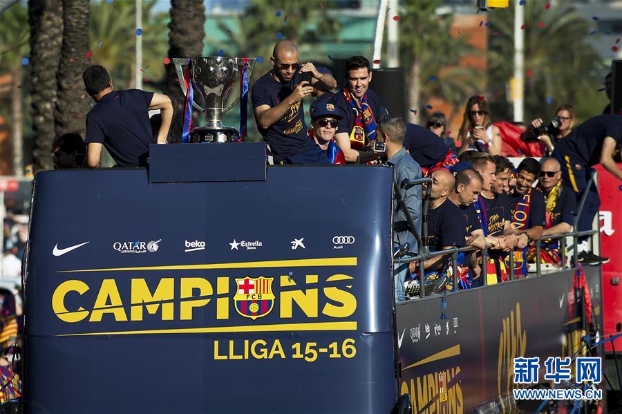 Barcelona se echa a la calle para rendir culto al campeón de Liga