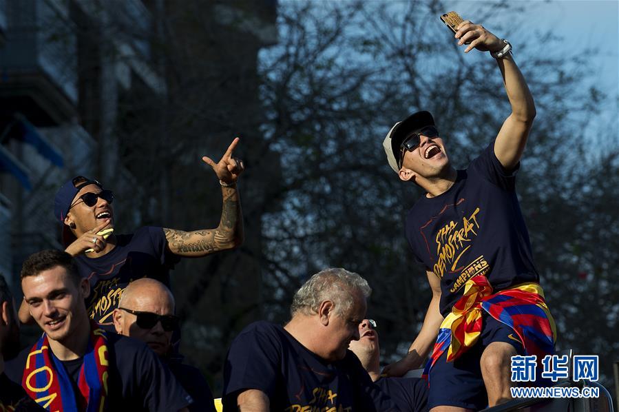 Barcelona se echa a la calle para rendir culto al campeón de Liga