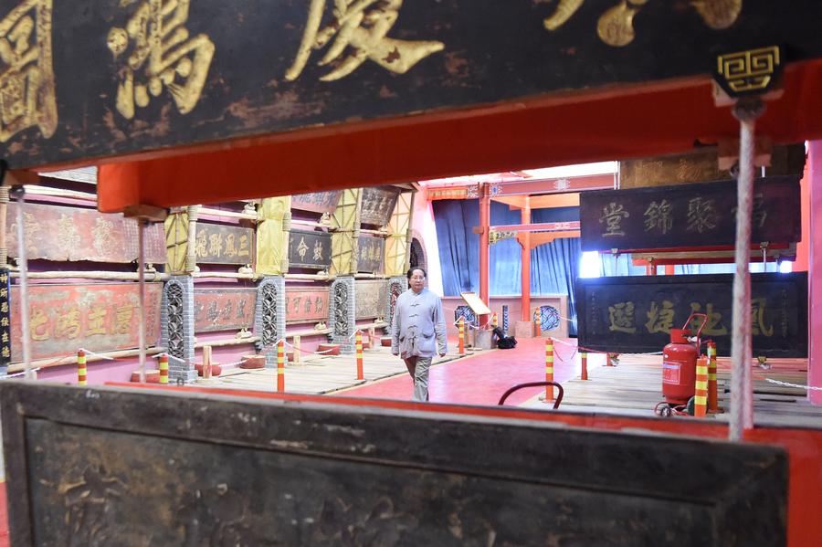 Liu Guangrui, propietario del Museo de Placas de Bayu, se pasea por la sala de exposiciones del museo en Chongqing, el 17 de mayo de 2016. [Foto / Xinhua]