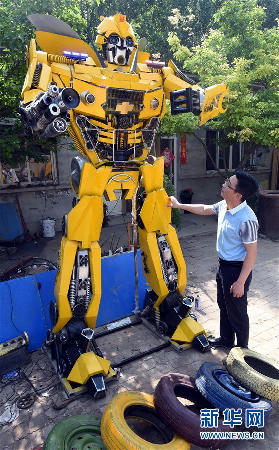 Jóvenes rurales chinos elaboran transformers con desechos