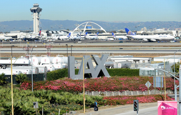 Vuelo con rumbo a Los ángeles aterriza bajo amenaza "no creíble"