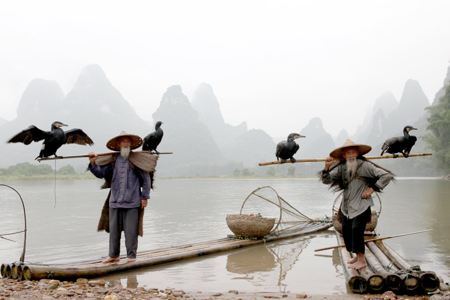 Los hermanos ancianos posan sobre sus balsas de bambú en el río Lijiang en la ciudad de Guilin, región autónoma Zhuang de Guangxi. [Fotografía de Huo Yan/chinadaily.com.cn]