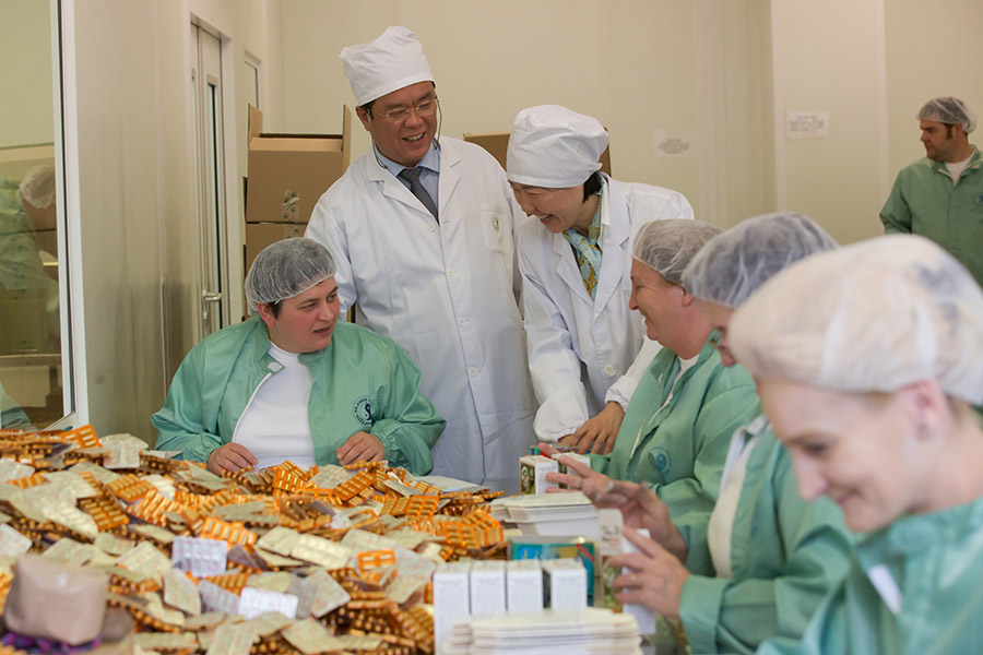 La pareja y sus compa?eros en la empresa de medicina tradicional china de Budapest, capital de Hungría, el 19 de mayo de 2016. [Foto/Xinhua]