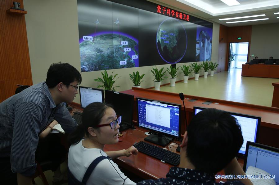 Imagen del 25 de mayo de 2016 de miembros de personal trabajando en el centro de control general para la comunicación segura cuántica, en Shanghai, en el este de China. China planea lanzar el primer satélite cuántico del mundo que puede conseguir comunicación segura en julio. El satélite está dedicado a experimentos de ciencia cuántica. (Xinhua/Cai Yang)