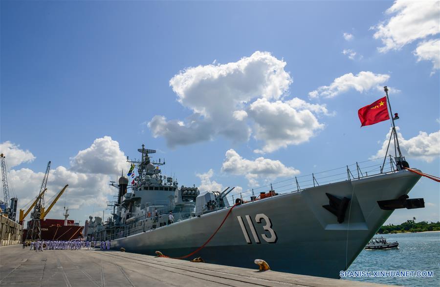  DAR ES SALAAM, mayo 30, 2016 (Xinhua) -- El destructor de misiles guiados "Qingdao" de la armada china, llega a Dar es Salaam, Tanzania, el 30 de mayo de 2016. Tres buques de la armada china atracaron el lunes en el puerto de Dar es Salaam, Tanzania, para realizar una visita de cuatro días cuyo fin es compartir experiencias con sus homólogos tanzanos sobre la forma de frenar la piratería en el océano Indico. (Xinhua/Zhai Jianlan)