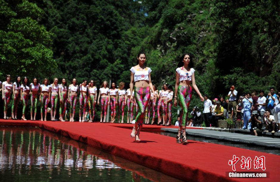 Concursantes de Supermodelo Mundial de 2016 se estrenan en Sichuan