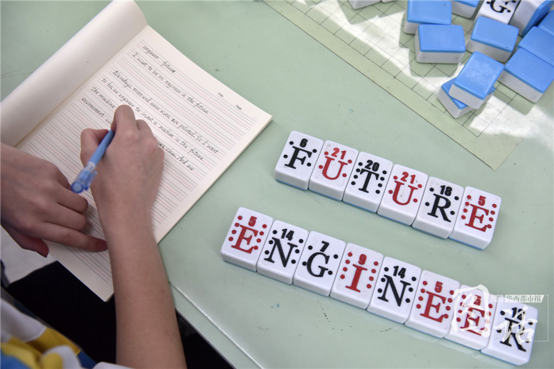 Profesor de Chengdu versiona el mahjong y lo orienta hacia la ense?anza del inglés