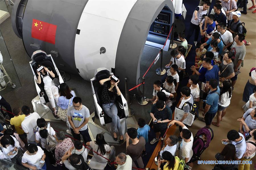 Visitantes experimentan la actividad extravehicular de los astronautas a través de un equipo de realidad virtual, en una exposición sobre los logros de China en materia de ciencia y tecnología durante el XII Plan Quinquenal periodo 2011-2015, en Beijing, capital de China, el 5 de junio de 2016. La exposición durará del 1 al 7 de junio en el Centro de Exposiciones de Beijing. (Xinhua/Chen Yehua)