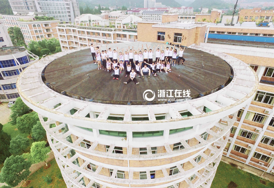 Estudiantes universitarios hacen fotos de graduación creativas 