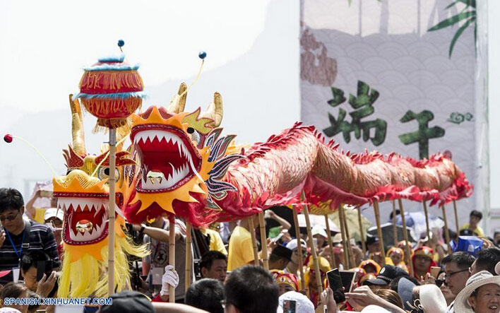 Personas realizan la danza del dragón durante una feria cultural para marcar el próximo Festival del Bote del Dragón, en el condado Zigui, capital de la provincia central de Hubei, China, el 8 de junio de 2016. El Festival del Bote de Dragón o "Duanwu" en chino, se celebra el quinto día del quinto mes del calendario lunar, celebrándose este a?o el 9 de junio. (Xinhua/Xiao Yijiu)