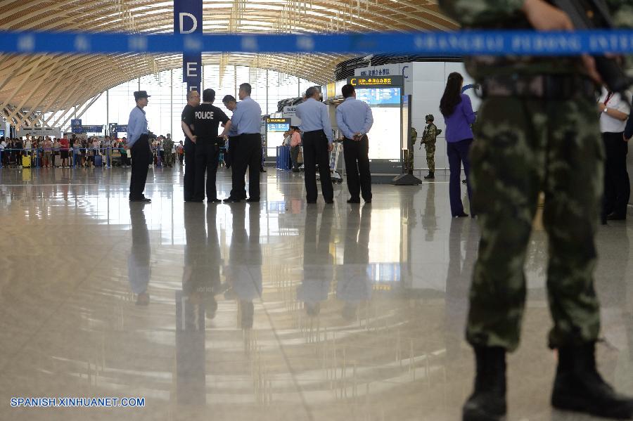 SHANGHAI, junio 12, 2016 (Xinhua) -- Policías montan guardia en el sitio donde ocurrió una explosión en el Aeropuerto Internacional Pudong de Shanghai, en Shanghai, en el este de China, el 12 de junio de 2016. Tres pasajeros resultaron heridos después de una explosión en el Aeropuerto Internacional Pudong de Shanghai, el domingo por la tarde, de acuerdo con autoridades locales. (Xinhua/Str)