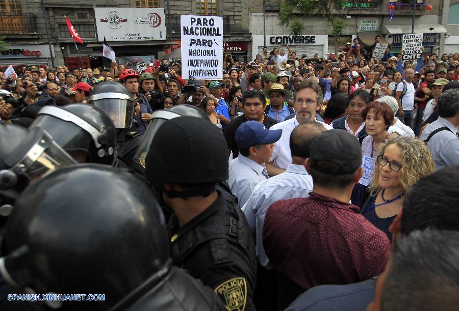 CIUDAD DE MEXICO, junio 17, 2016 (Xinhua) -- Elementos de la policía bloquean el paso de una manifestación de integrantes de la Coordinadora Nacional de Trabajadores de la Educación (CNTE), en la Ciudad de México, capital de México, el 17 de junio de 2016. De acuerdo con información de la prensa local, la policía llevó a cabo un operativo para contener a los docentes, que rechazan la reforma educativa promulgada en 2013 por el presidente de México, Enrique Pe?a Nieto. (Xinhua/Str)