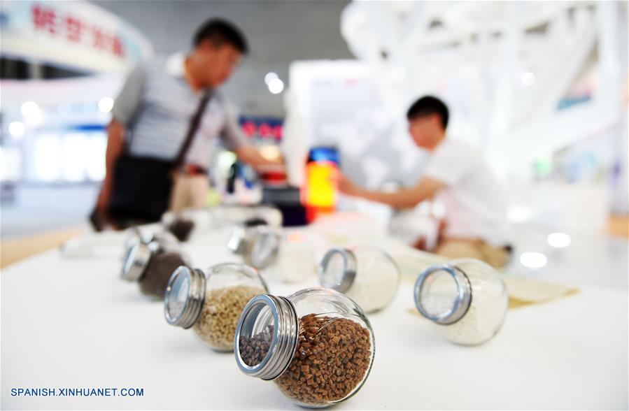 HARBIN, junio 17, 2016 (Xinhua) -- Materiales de compuesto de polímero son exhibidos en la cuarta Exposición Internacional de la Industria de Materiales Avanzados de China, en Harbin, en la provincia de Heilongjiang, en el noreste de China, el 17 de junio de 2016. La exposición se lleva a cabo del 15 al 19 de junio. (Xinhua/Wang Jianwei)