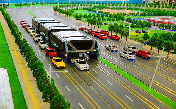 La imagen muestra el nuevo dise?o de transporte llamado "autobús elevado", que permite que los coches circulen por debajo. El concepto fue creado por Transit Explore Bus en Beijing, que presentó el dise?o recientemente en una exposición de alta tecnología. 