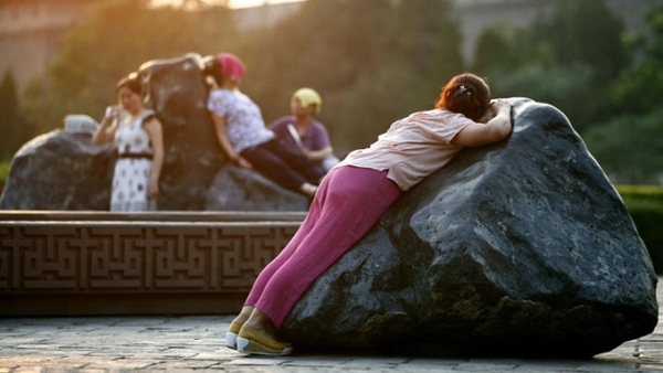 Varias mujeres se acuestan sobre piedras para curar sus enfermedades