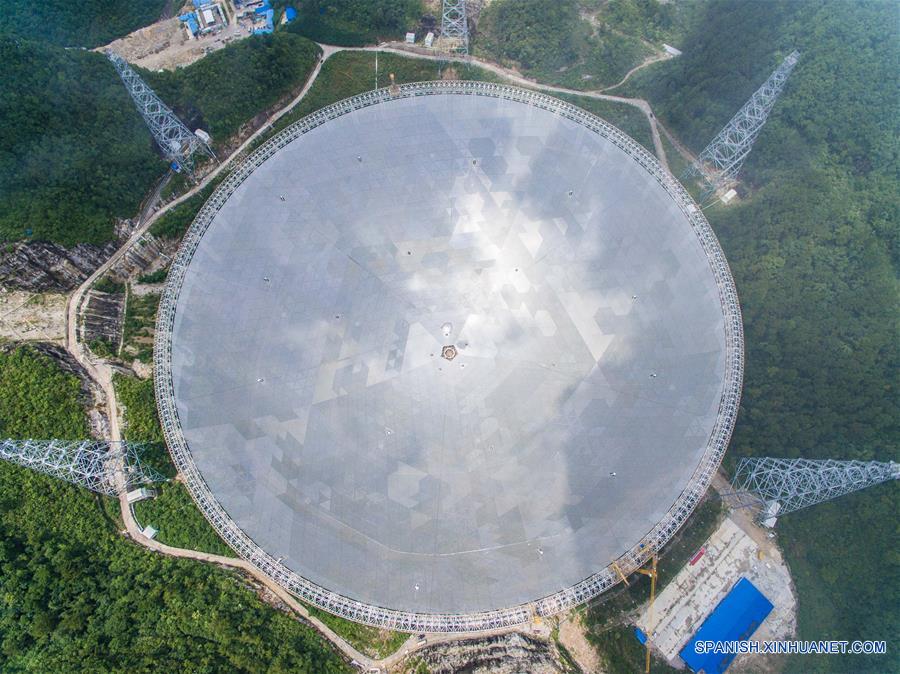 GUIZHOU, julio 3, 2016 (Xinhua) -- Vista aérea del Telescopio de Apertura Esférica de 500 metros, o "FAST", en el condado de Pingtang, provincia de Guizhou, en el suroeste de China, el 3 de julio de 2016. La instalación del "FAST", el radiotelescopio más grande del mundo, fue completada el domingo por la ma?ana al colocar el último de los 4,4450 paneles en el centro del gran plato. Los científicos comenzarán las pruebas de depuración y observación del FAST. (Xinhua/Liu Xu)