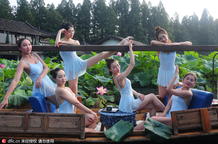 Bailarinas actúan en el Lago Oeste de Hangzhou