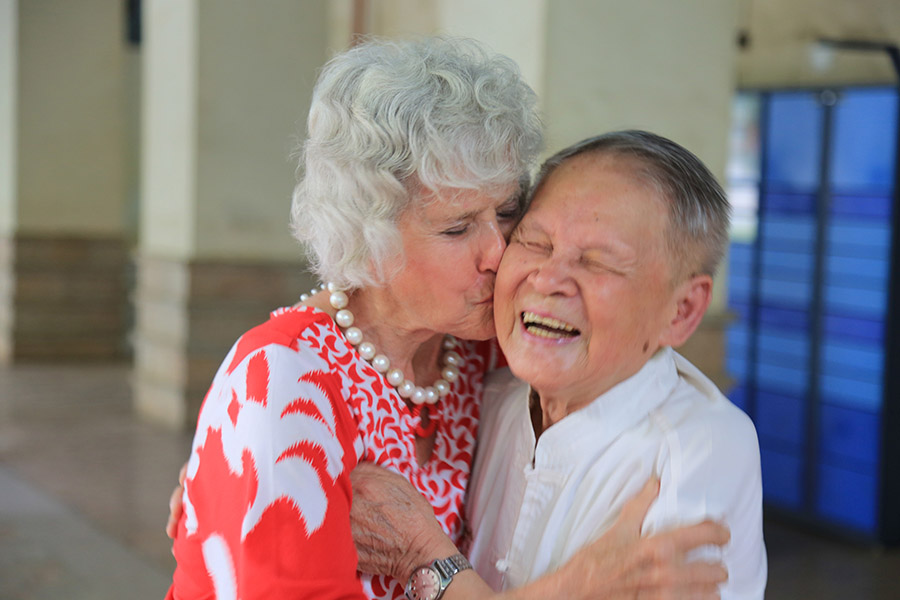 Mary Previte (izquierda) besa a Wang Chenghan durante el reencuentro de las familias después de 71 a?os, en Guiyang, China, el 27 de julio de 2016. [Fotografía de Jun/chinadaily.com.cn Yang]