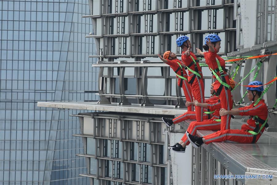 Paseo aéreo sin cercas en exterior de Torre Jin Mao