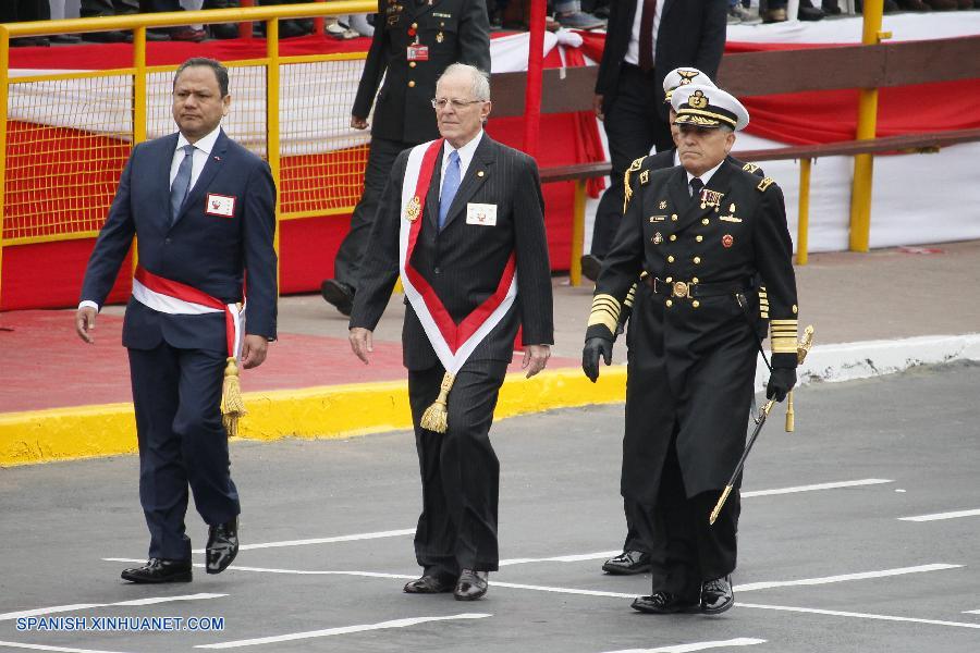 Presidente Kuczynski encabeza desfile militar en Perú