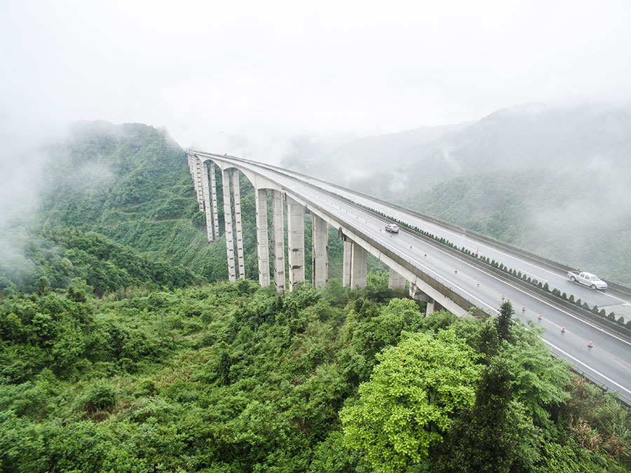 Espectacular puente con uno de
 los miradores más altos del mundo