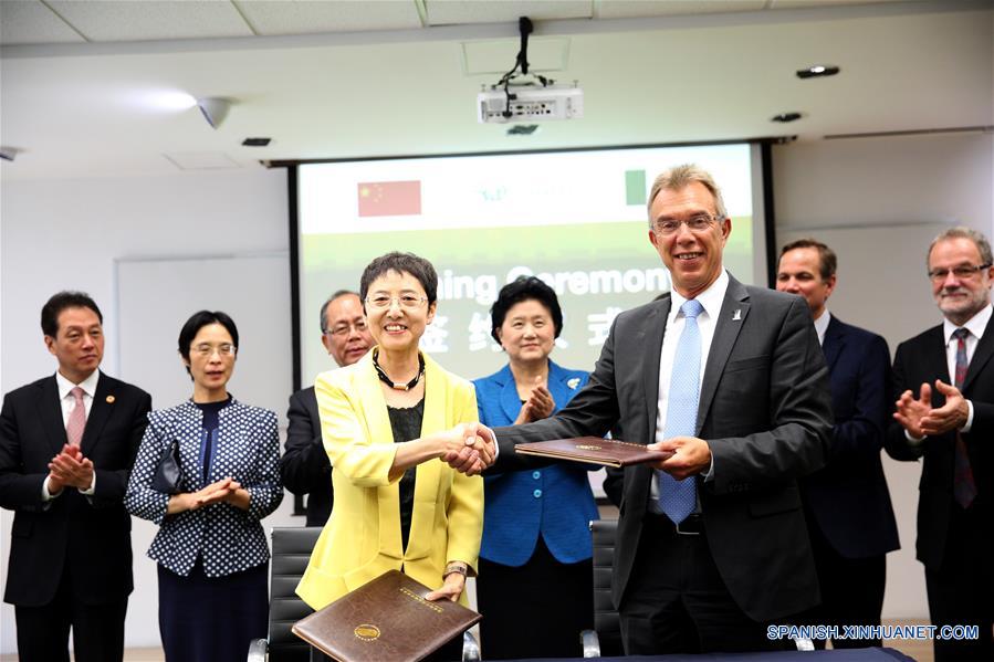 La viceprimera ministra de China, Liu Yandong (c-atrás), presencia la firma de un memorándum de entendimiento entre el Consejo de Becas de China y el Centro Internacional de Mejoramiento de Maíz y Trigo (CIMMYT) para renovar su cooperación, durante su visita al CIMMYT, ubicado en Texcoco, México, el 9 de agosto de 2016. (Xinhua/David de la Paz)