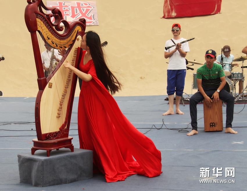 Celebran el primer concierto de Konghou en el desierto de Xinjiang