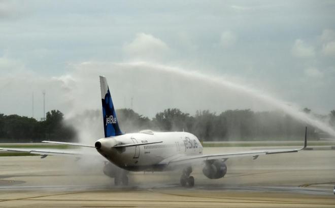 Llega el primer vuelo comercial regular de EEUU a Cuba en más de 50 a?os