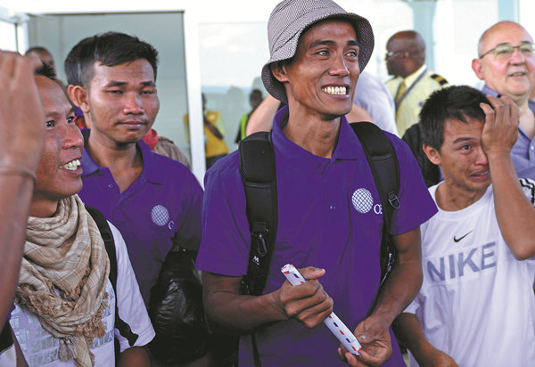 Marineros chinos liberados por piratas somalíes viajan de regreso a casa